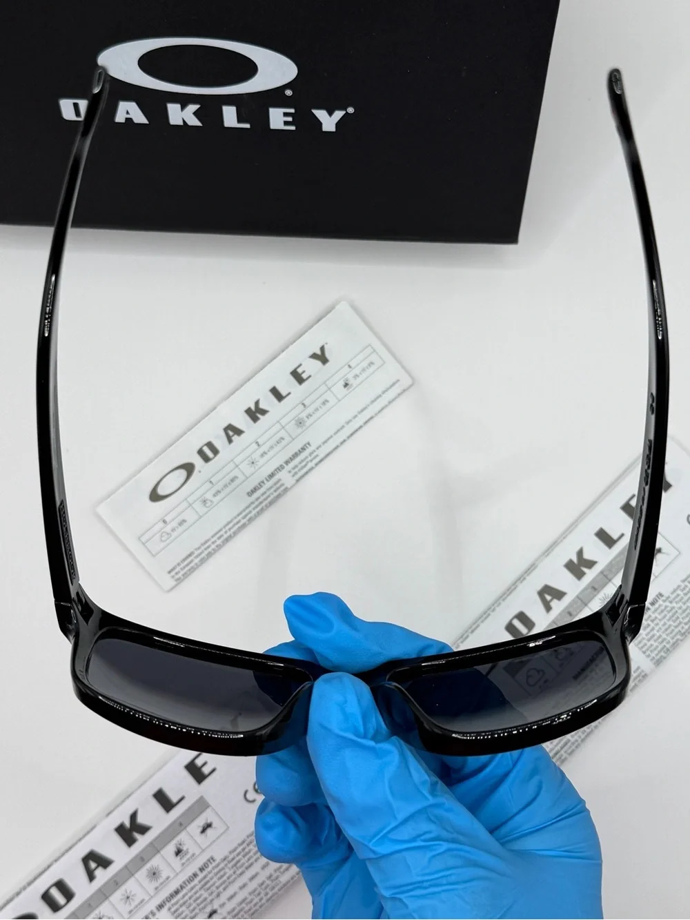 Oakley Holbrook - polished black glossy frame 57/18 gold accents
